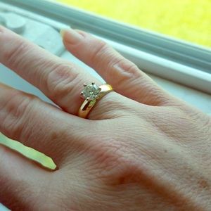 A solitaire round diamond ring 14k gold,